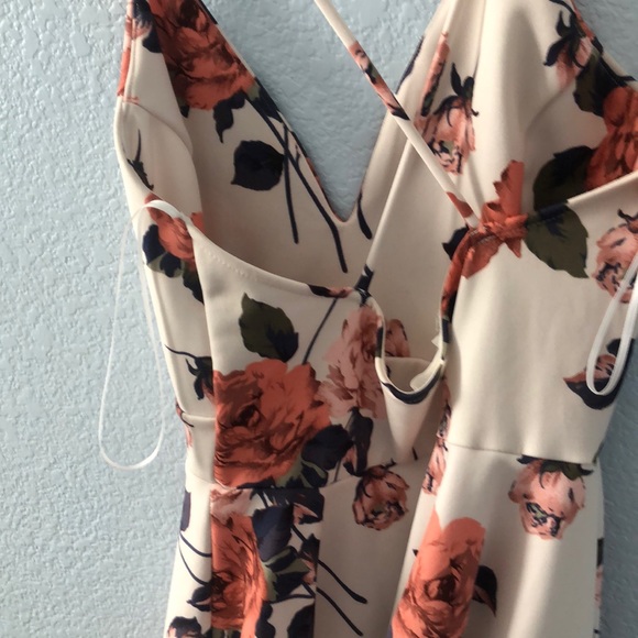 Sun dress, crosses in the back - Picture 3 of 3